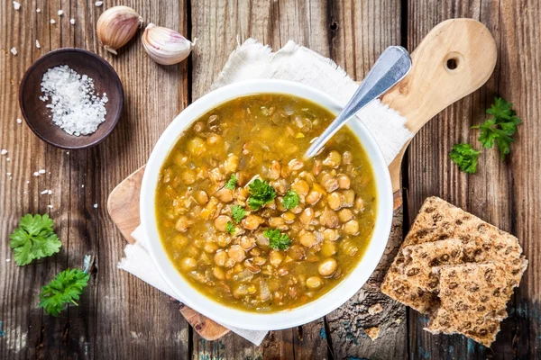 Sopa casera de lentejas con pan crujiente y perejil —  Fotos de Stock