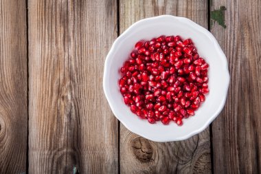 Taze sulu nar taneleri bir plaka üzerinde