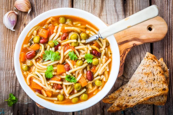 Minestrone-Suppe mit Vollkorntoasts — Stockfoto