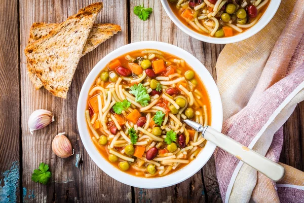 Sopa de minestrona com torradas integrais — Fotografia de Stock