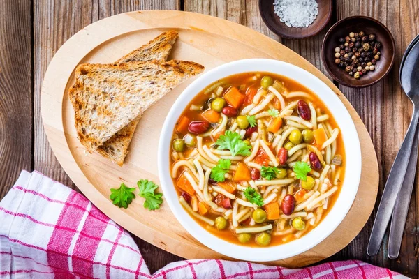 Мінестроновий суп з цільнозерновими тостами — стокове фото