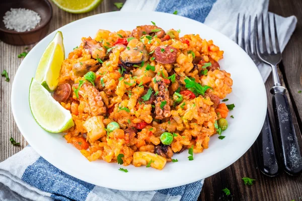 Paella deniz ürünleri ve chorizo sosis ile — Stok fotoğraf