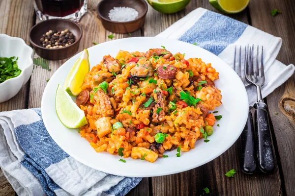 Paella met zeevruchten en chorizo worst — Stockfoto