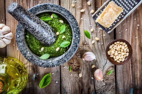 Pesto caseiro: manjericão, parmesão, pinhões, alho, azeite — Fotografia de Stock