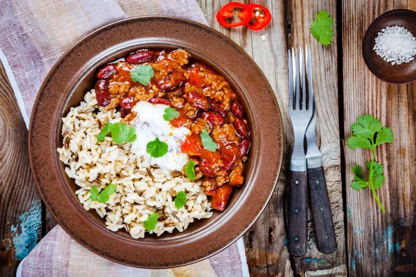 Hemgjorda chili med bönor och vildris — Stockfoto