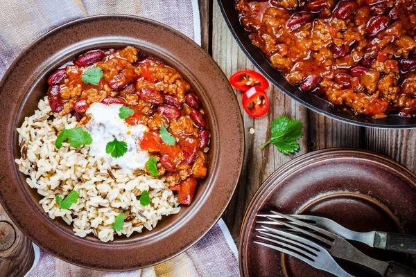 Chili casero con frijoles y arroz salvaje — Foto de Stock