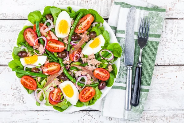 Salada caseira nicoise com atum, anchovas, tomates — Fotografia de Stock