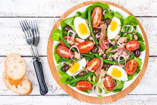 Ensalada casera nicoise con atún, anchoas, tomates —  Fotos de Stock