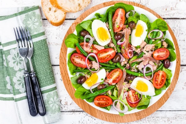 Salada caseira nicoise com atum, anchovas, tomates — Fotografia de Stock