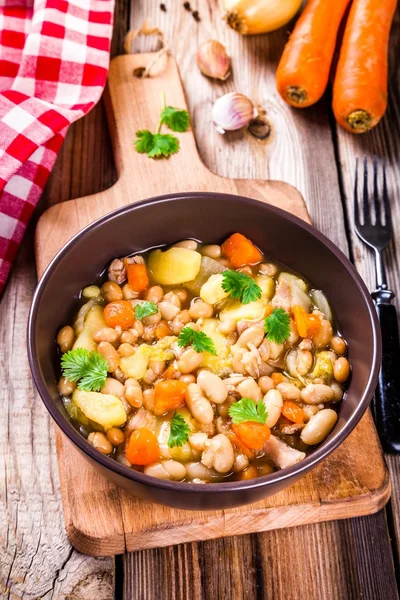 Groente stoofpot met aardappelen, witte bonen, wortelen — Stockfoto