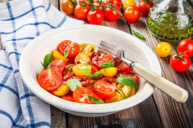 Fesleğen, balsamik ve zeytinyağı ile organik kiraz domates salatası