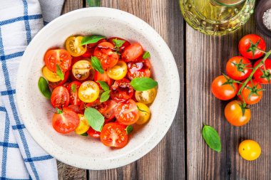 Fesleğen, balsamik ve zeytinyağı ile organik kiraz domates salatası