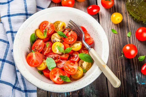 バジル、バルサミコとオリーブ オイル有機チェリー トマトのサラダ — ストック写真
