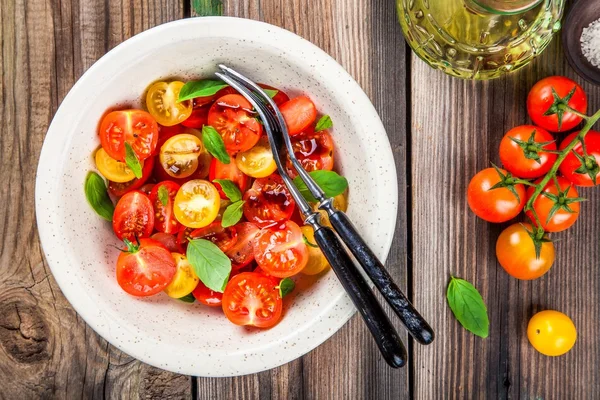 Salad of organic cherry tomatoes with basil, balsamic and olive oil — Stock Photo, Image