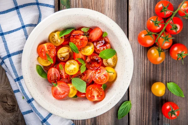 Salad of organic cherry tomatoes with basil, balsamic and olive oil — Stock Photo, Image
