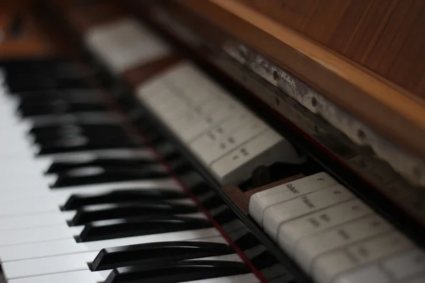 羽管键琴键盘背景与选择性焦点 — 图库照片