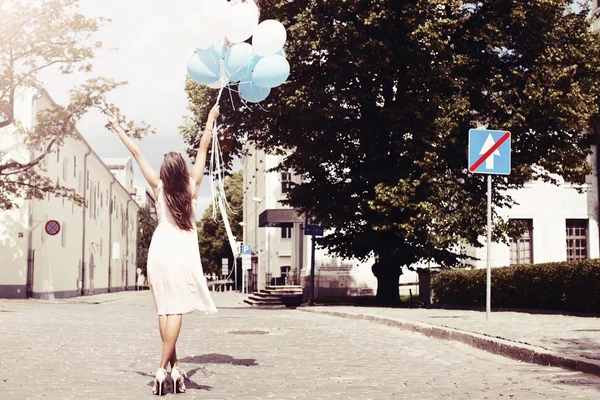 Felice giovane donna che tiene palloncini di lattice colorati . — Foto Stock