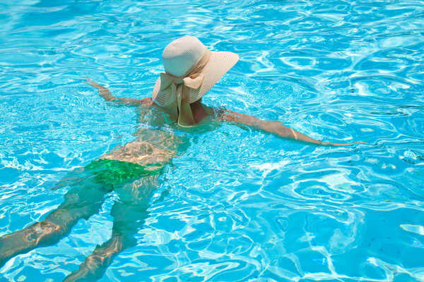 Молодая женщина в бассейне