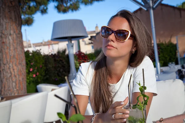 Bella ragazza con bevanda mojito in caffè — Foto Stock