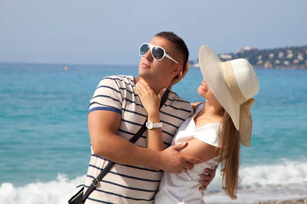 Op het strand van zee (echt) paar — Stockfoto