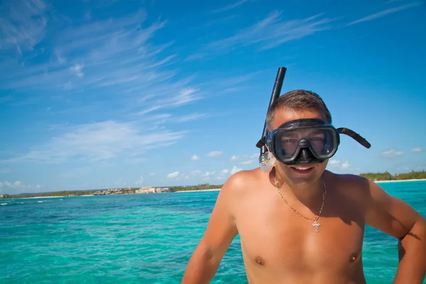 Porträt eines Mannes mit Schwimmmaske — Stockfoto