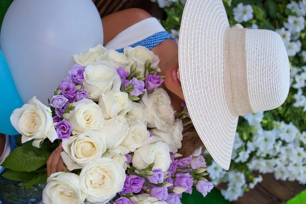 Mooie jonge vrouw poseren — Stockfoto