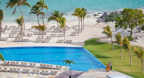 Tropical resort swimming pool overlooking sea — Stock Photo, Image