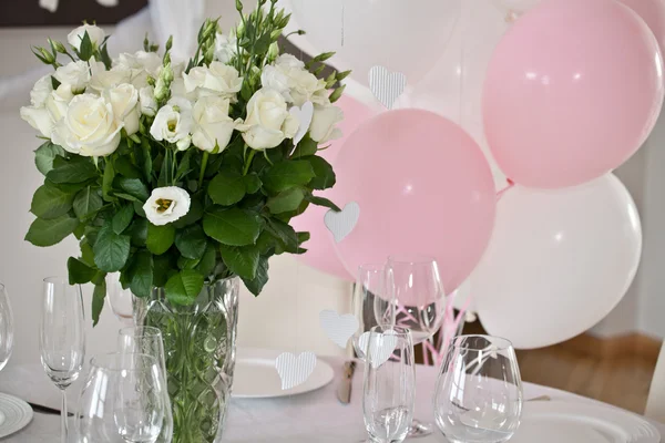 Decoración de la mesa con mesa de flores — Foto de Stock