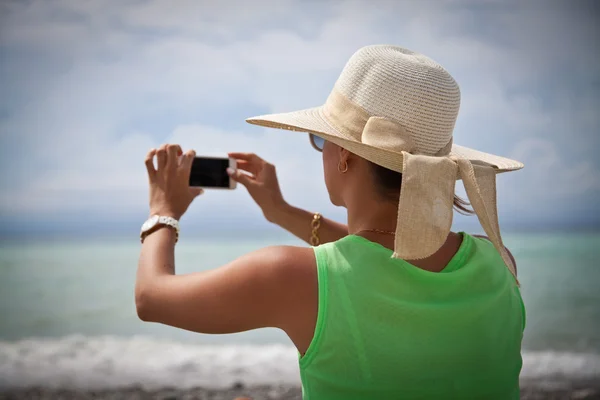 Жінка в капелюсі на пляжі — стокове фото