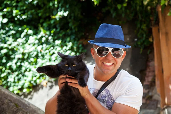 Uomo e un gatto — Foto Stock