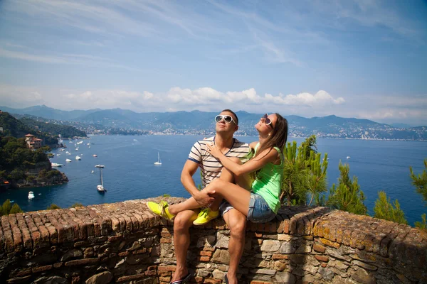 Feliz casal amoroso no verão, sorrindo, olhando para longe . — Fotografia de Stock