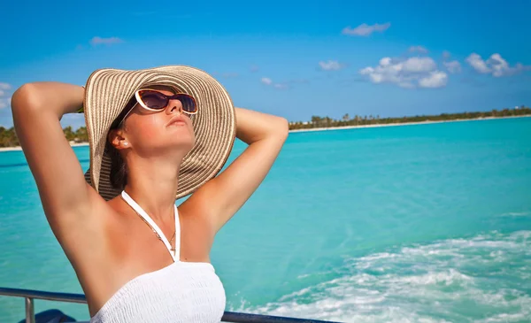 Mulher relaxante desfrutando de estilo de vida de luxo — Fotografia de Stock