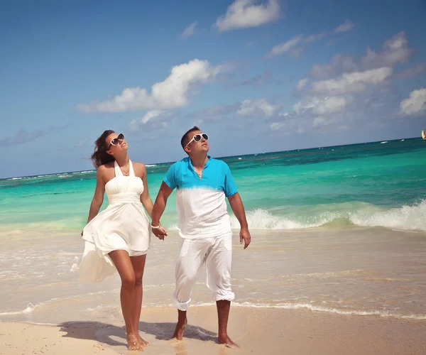 Couple on a sandy beach — Stock Photo, Image