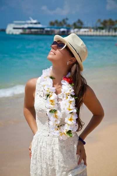 Portret van een mooi jong meisje op het strand — Stockfoto