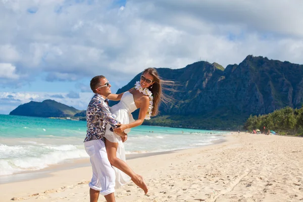 Happy young couple in love on the beach of sea — Stock Photo, Image