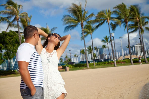Kobieta i mężczyzna uśmiechający się zadowolony na plaży na Hawajach — Zdjęcie stockowe