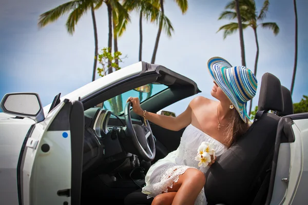 Krásná mladá žena odpočívá v jejím autě — Stock fotografie