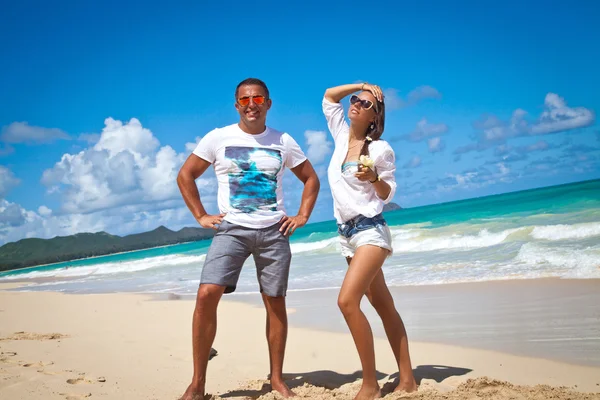 Couple on the beach of sea — Stock Photo, Image