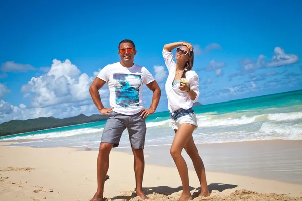 Pareja en la playa de mar — Foto de Stock