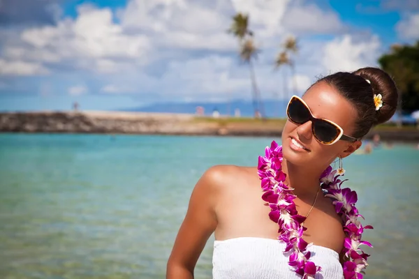 Hawaii plajda gülümseyen güzel kız