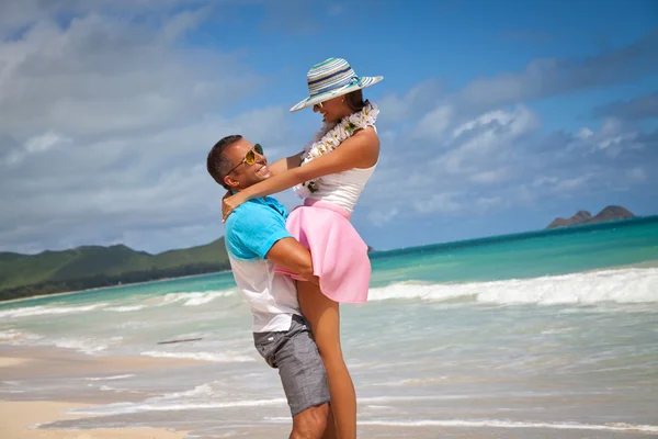 Couple on the beach of sea — Stock Photo, Image