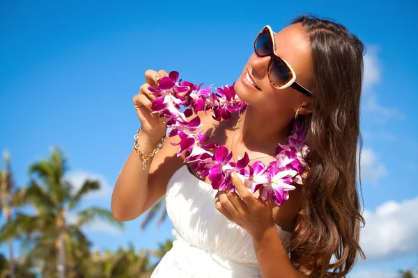 Portrait of a beautiful young girl on the beach — Stock Photo, Image