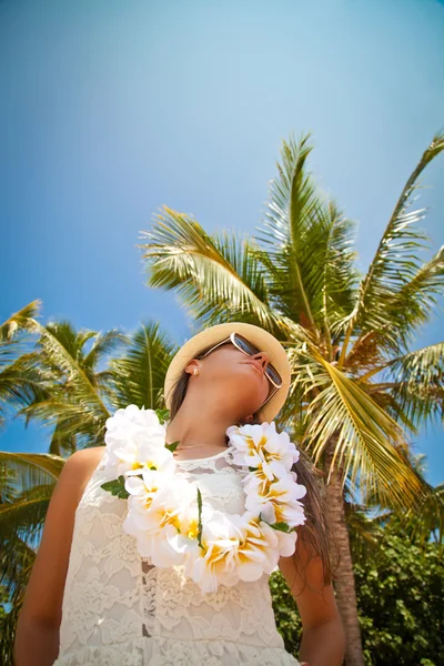 Hermosa chica posando en la playa bajo el sol caliente, al aire libre portr — Foto de Stock