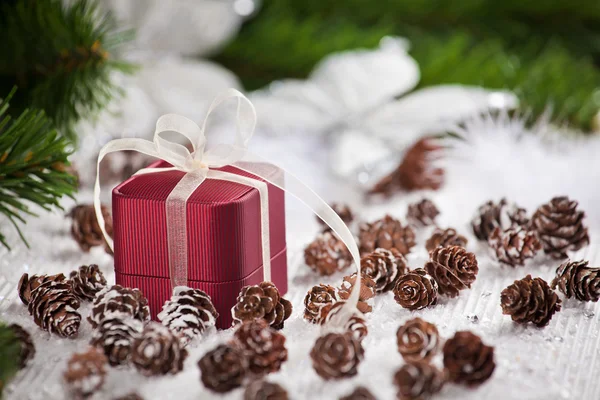 Regalo di Natale con decorazione — Foto Stock