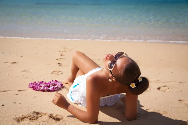 Молодая женщина моды расслабиться на пляже, солнце поклонник . — стоковое фото