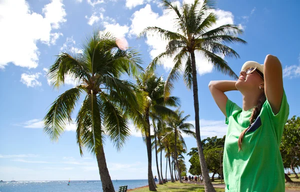 Beach woman with sunglasses and straw hat happy and free — Stock Photo, Image