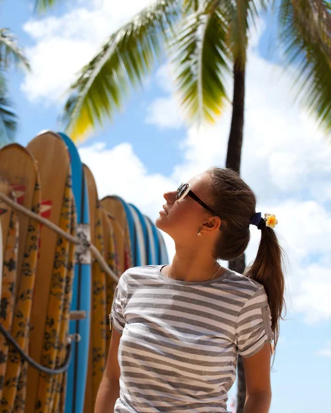 Kvinnor väljer surfbräda Stockbild