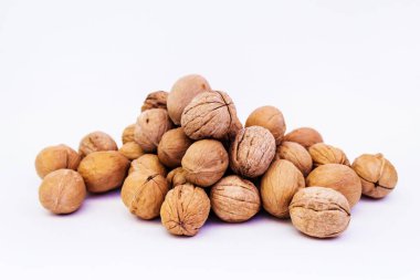 Beyaz arka planda bir ceviz slaytı.