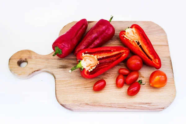 Pimenta Vermelha Pimenta Corte Tomates Cereja Fundo Branco Close — Fotografia de Stock