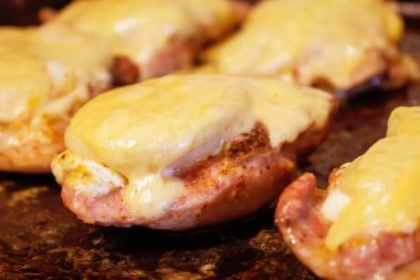 Soğan ve peynirle pişirilmiş tavuk fileto ve fırında baharat.